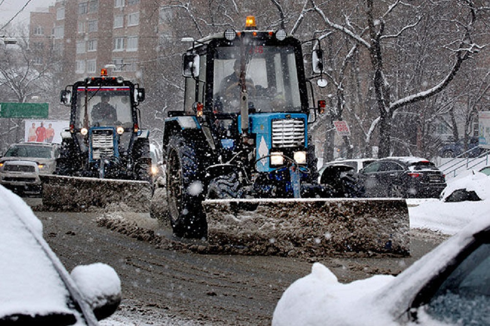 Трактора чистят дороги. Трактор МТЗ 82 убирает снег. МТЗ 82 уборка снега. Трактор-щетка МТЗ 82.1 уборка снега. Трактор МТЗ 82 уборка снега.